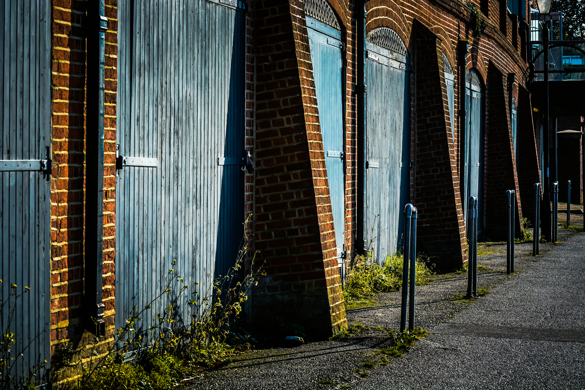 Nikon D7100 + Nikon AF-S Nikkor 70-200mm F2.8G ED VR sample photo. Through the blue doors photography