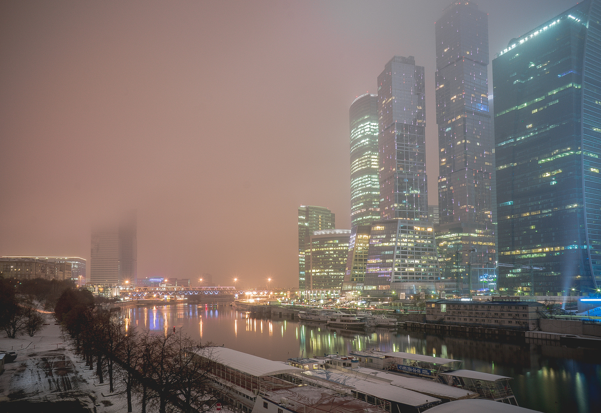 Sony Alpha NEX-5R + Sony E 16mm F2.8 sample photo. Night city photography