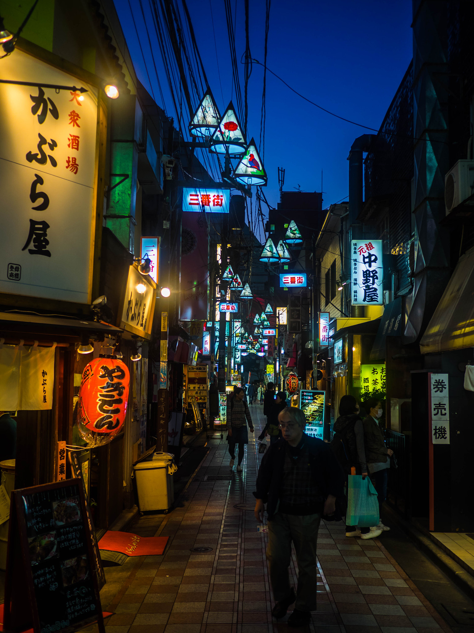 Olympus OM-D E-M1 + Panasonic Lumix G 20mm F1.7 ASPH sample photo. Nakano downtown photography