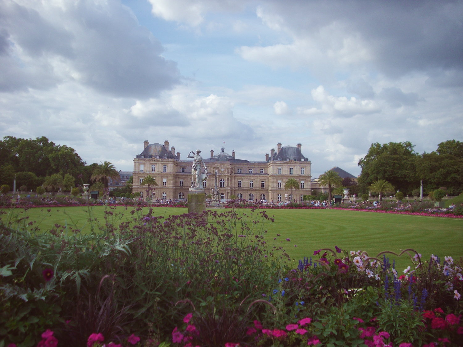 Benq DC C1060 sample photo. Jardin du luxembourg photography