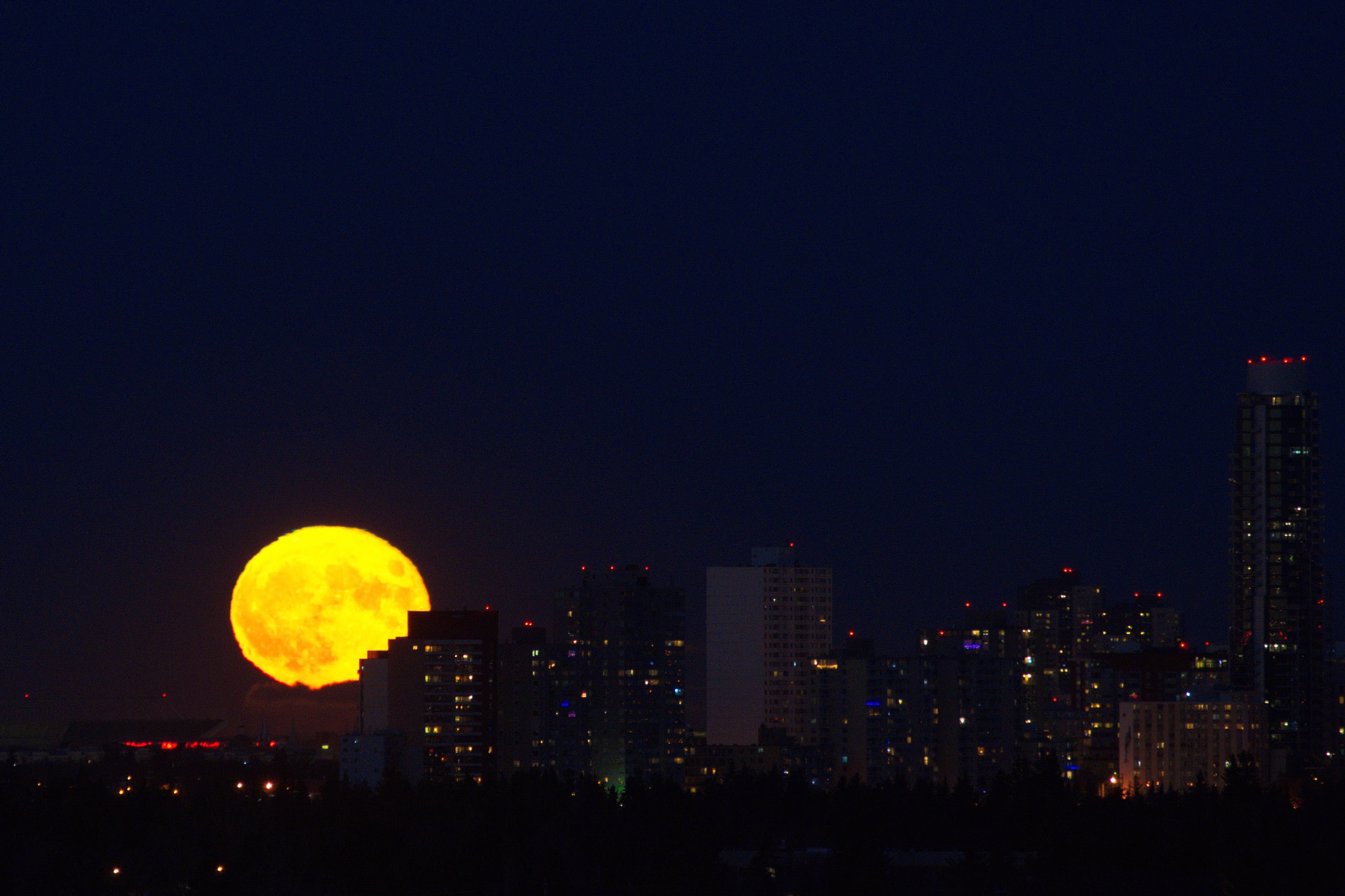 Sony SLT-A57 + Sony 70-300mm F4.5-5.6 G SSM sample photo. Supermoon photography