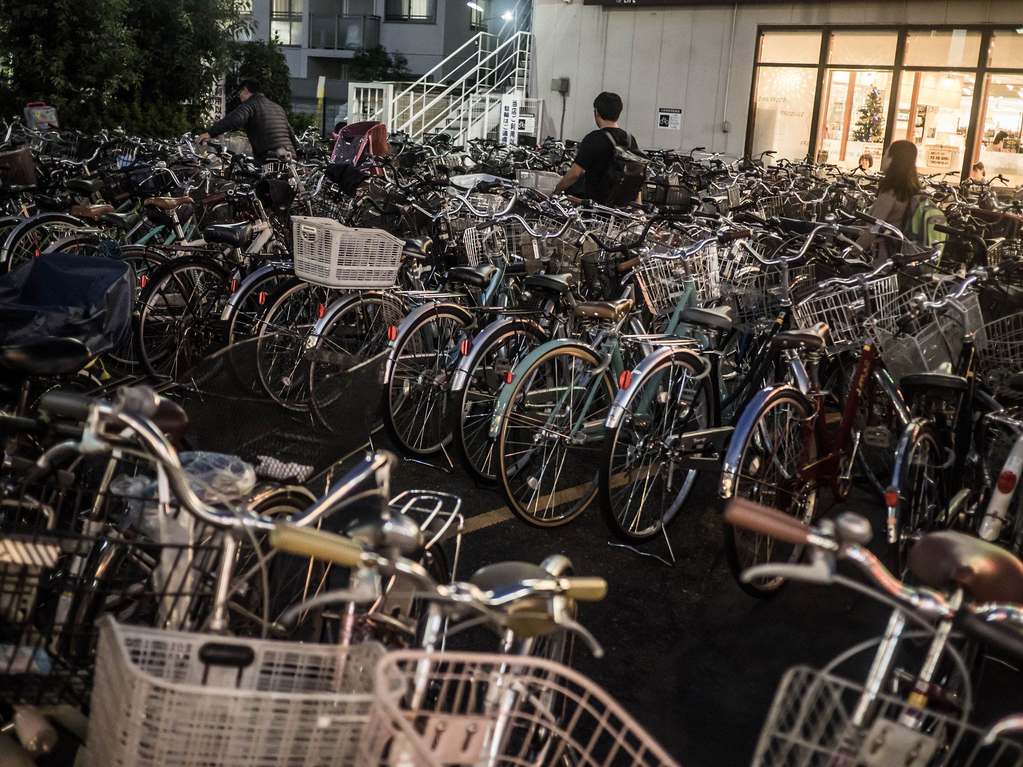 Olympus OM-D E-M1 + Panasonic Lumix G 20mm F1.7 ASPH sample photo. Bicycles photography
