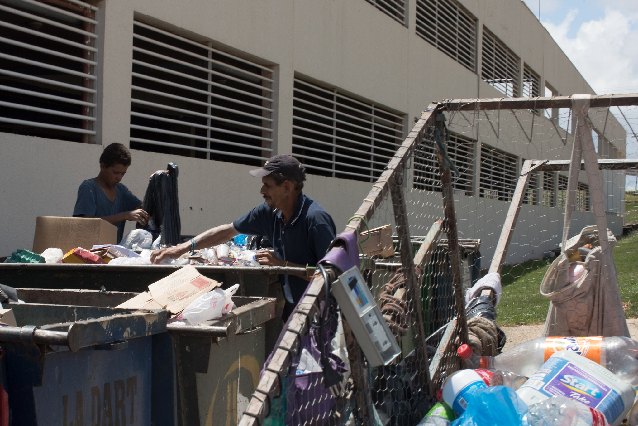 Canon EF 50mm F1.2L USM sample photo. Life in the garbage photography