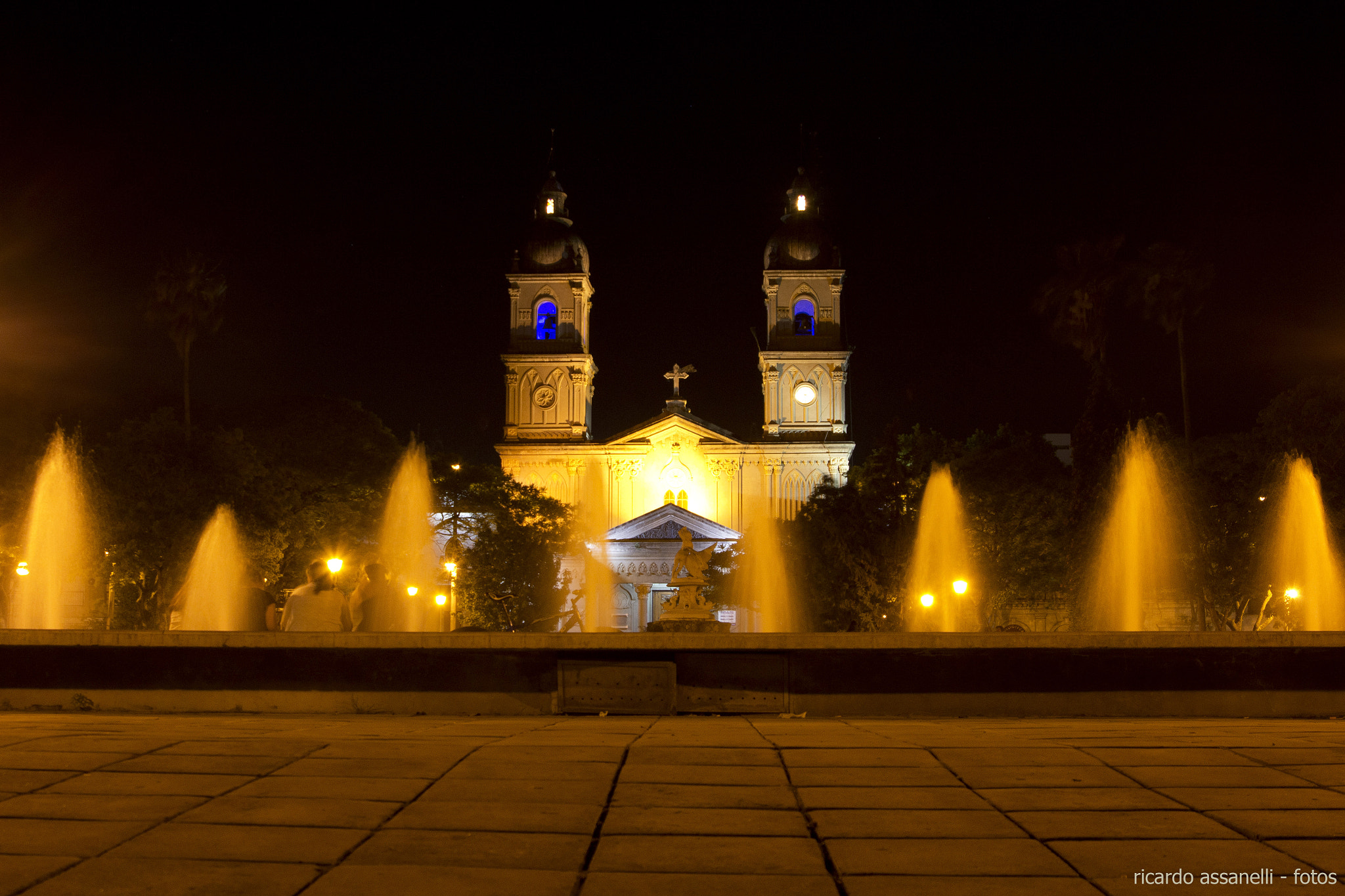 Canon EOS 600D (Rebel EOS T3i / EOS Kiss X5) sample photo. Una noche en salto. 1 de 4. photography
