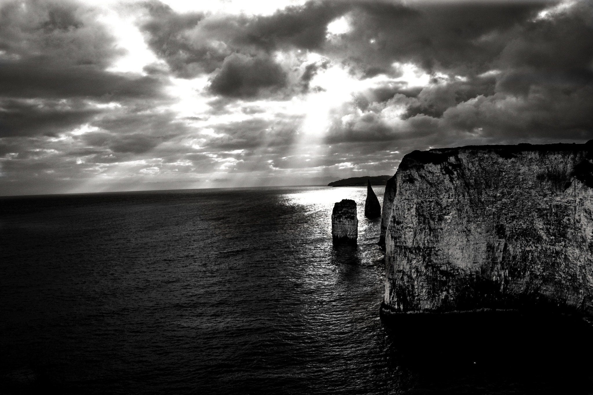 Canon EOS 750D (EOS Rebel T6i / EOS Kiss X8i) sample photo. Jurassic coast in black and white photography