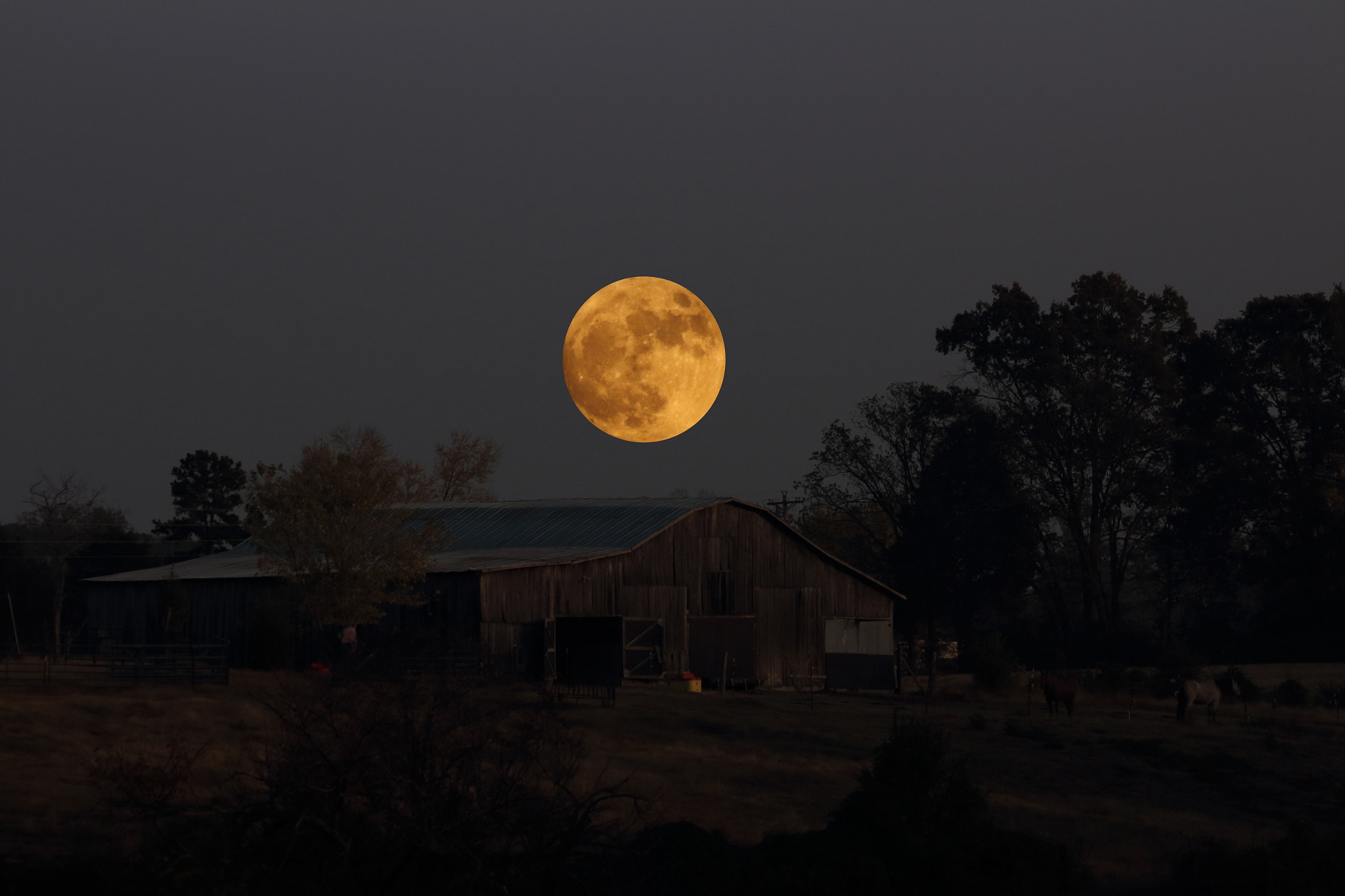 Canon EOS 1200D (EOS Rebel T5 / EOS Kiss X70 / EOS Hi) sample photo. Full moon over barn photography