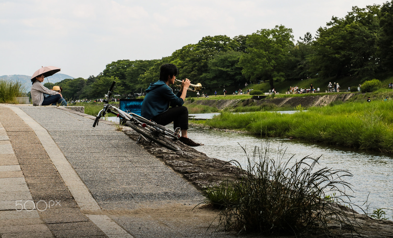 Canon EOS 760D (EOS Rebel T6s / EOS 8000D) sample photo. Music along the kamogawa photography