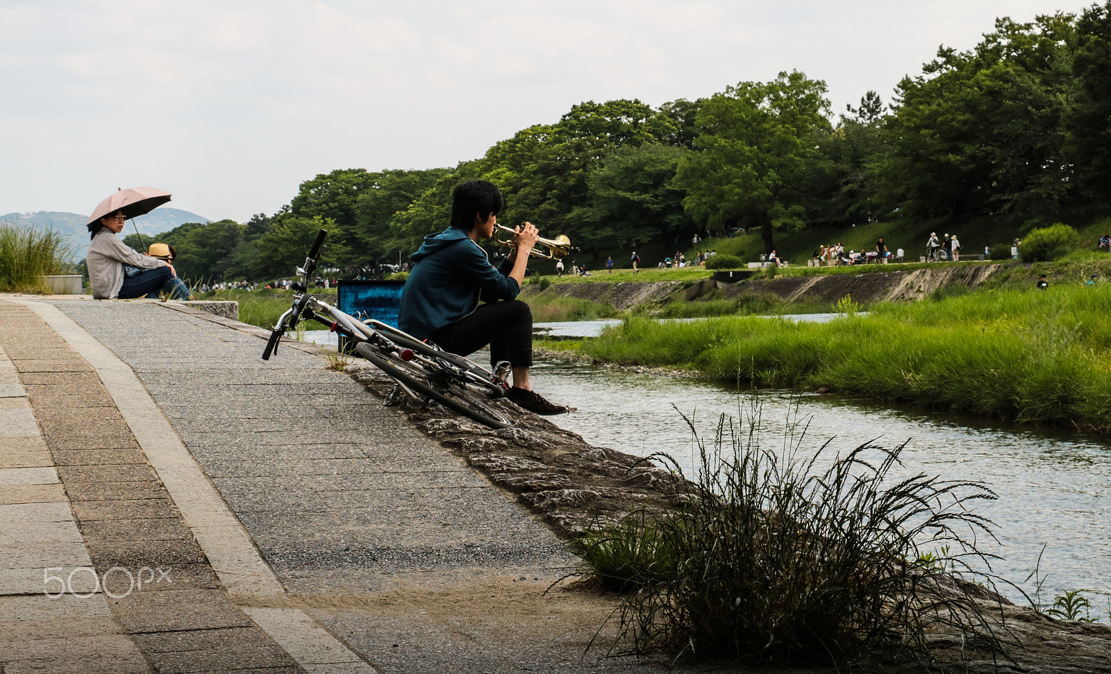 Canon EOS 760D (EOS Rebel T6s / EOS 8000D) + Canon EF-S 18-135mm F3.5-5.6 IS STM sample photo. Music along the kamogawa photography