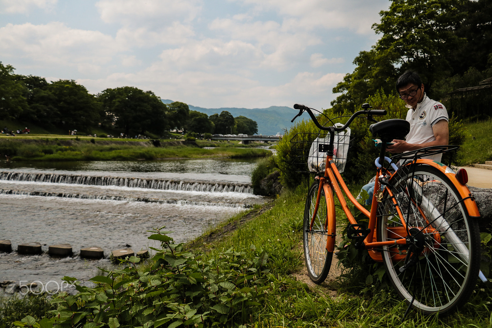 Canon EOS 760D (EOS Rebel T6s / EOS 8000D) sample photo. Reading along the kamogawa photography