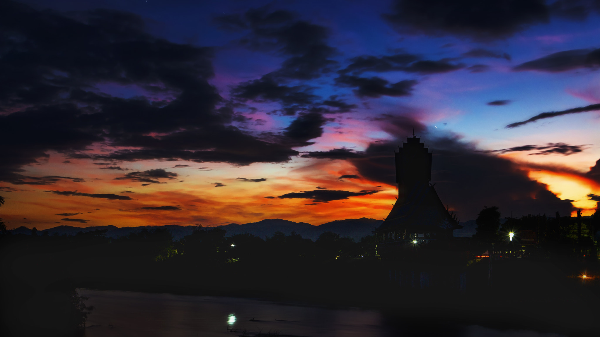 Canon EF-S 18-135mm F3.5-5.6 IS sample photo. Nightfall photography