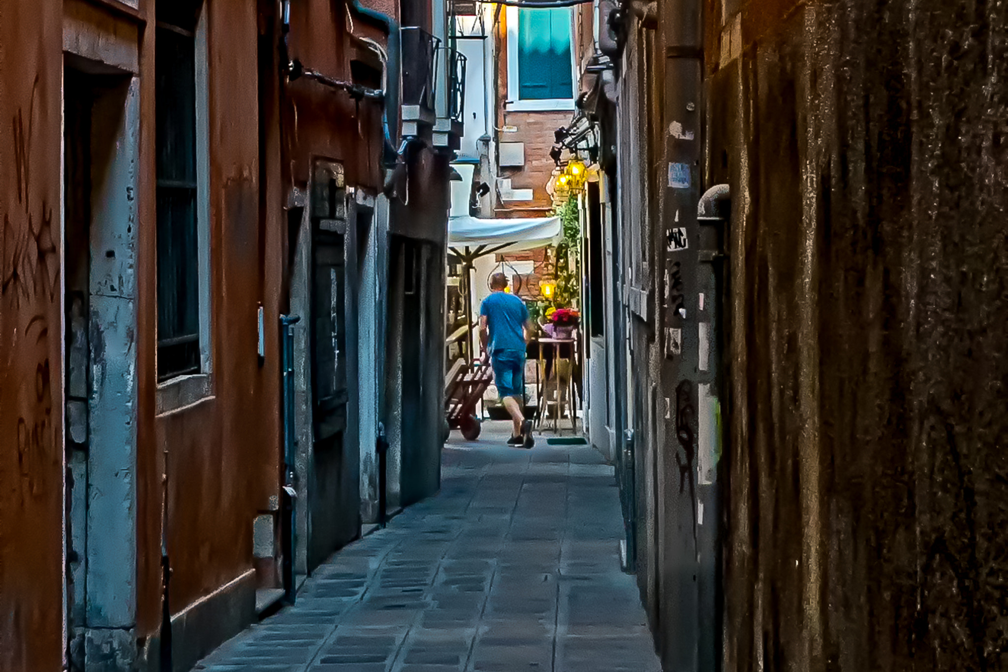 Olympus OM-D E-M5 II sample photo. Venice passageway photography