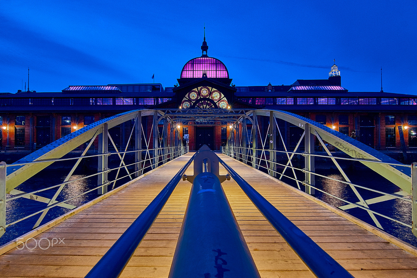 20mm F2.8 sample photo. Hamburg - fischauktionshalle purple photography