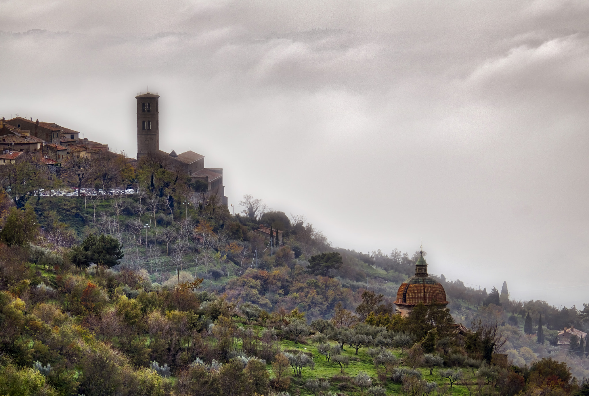 Canon EOS 760D (EOS Rebel T6s / EOS 8000D) + EF75-300mm f/4-5.6 sample photo. Cortona sopra le nuvole 2 photography