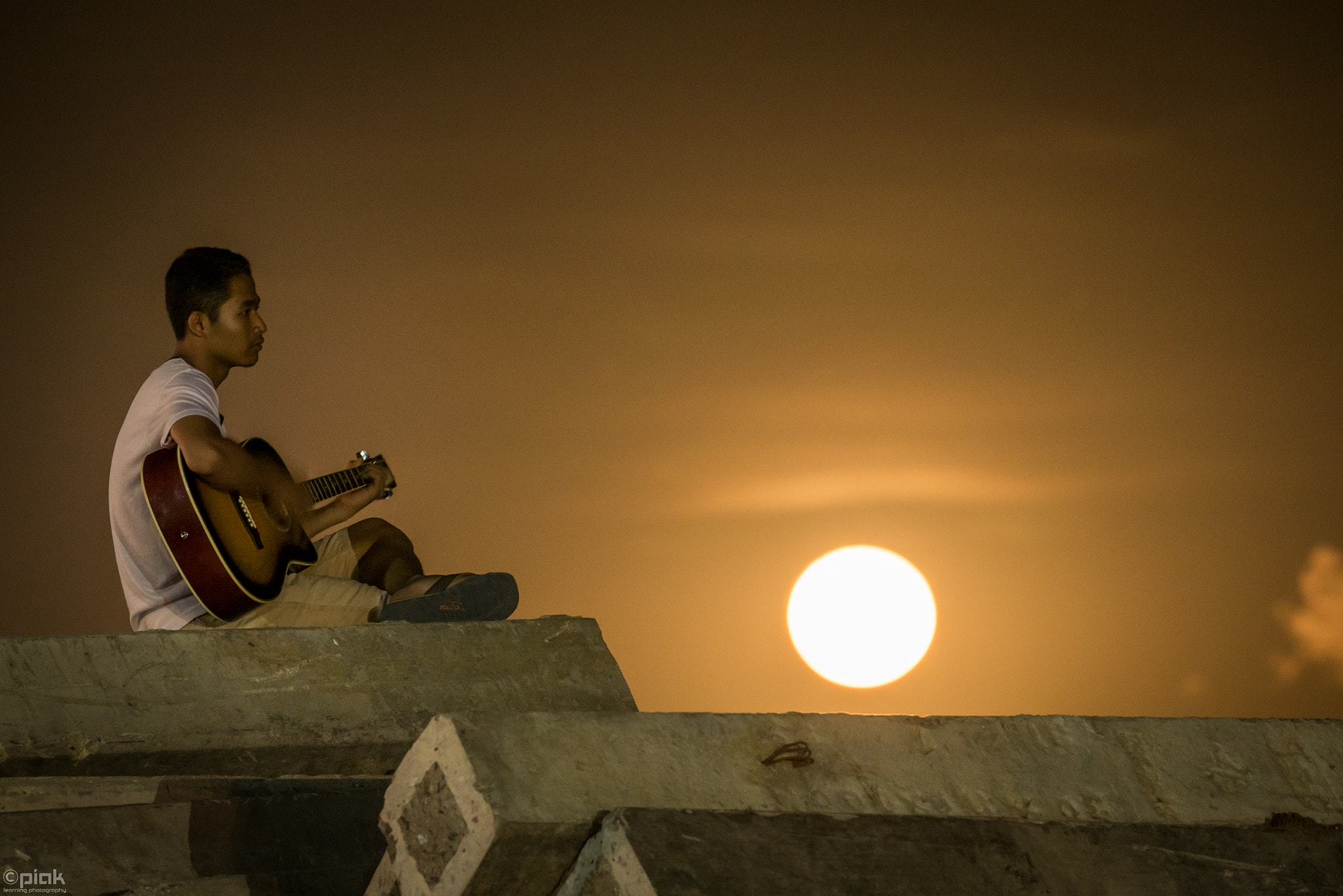 150-600mm F5-6.3 DG OS HSM | Sports 014 sample photo. Guitarist under supermoon's light photography