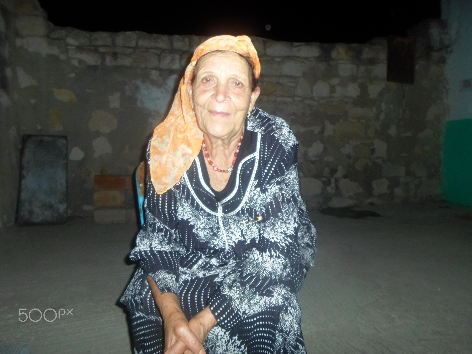 Samsung ES95 sample photo. Old woman photography