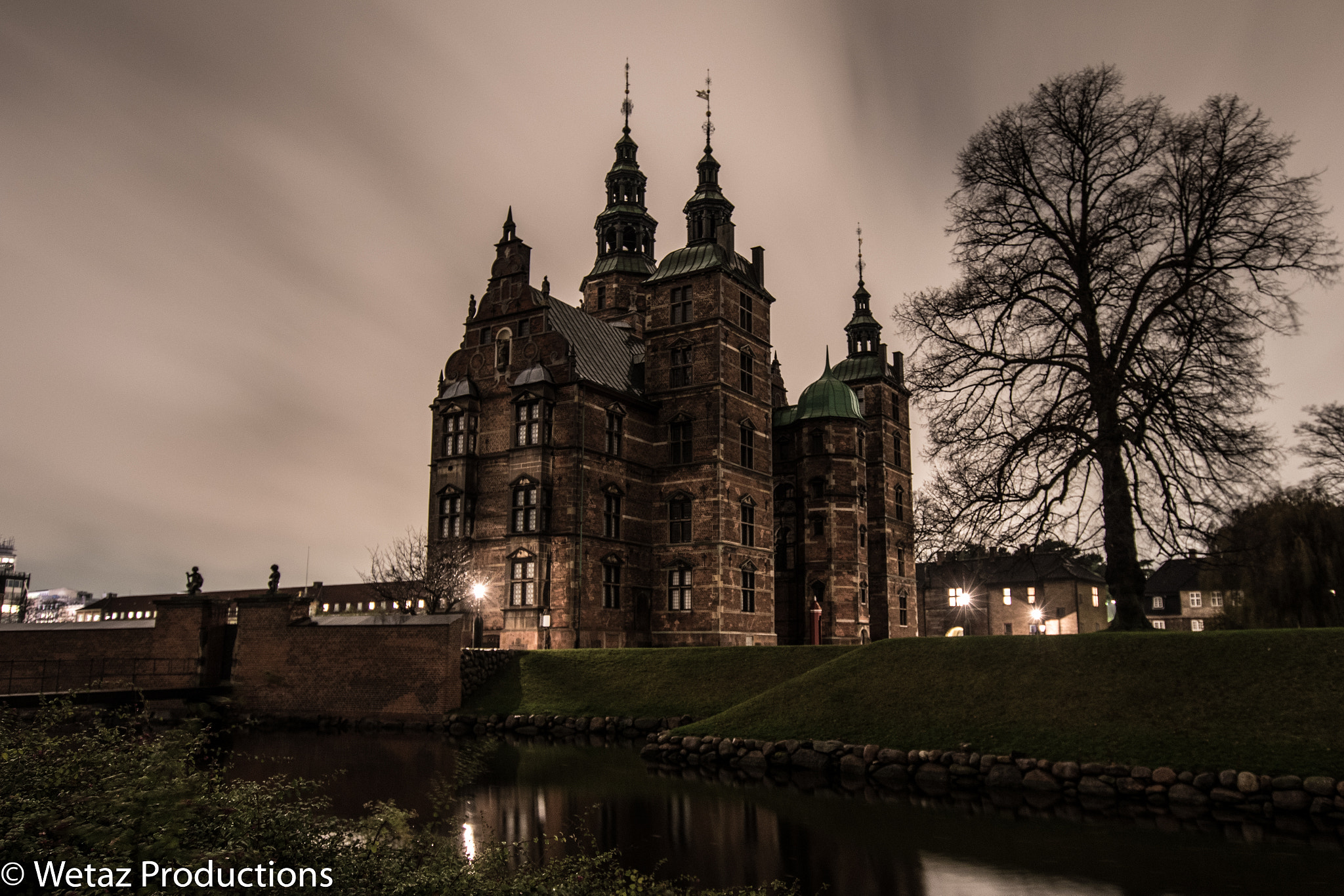 Nikon D5500 + Sigma 10-20mm F3.5 EX DC HSM sample photo. Rosenborg castle just as security was clearing the grounds for closing. photography