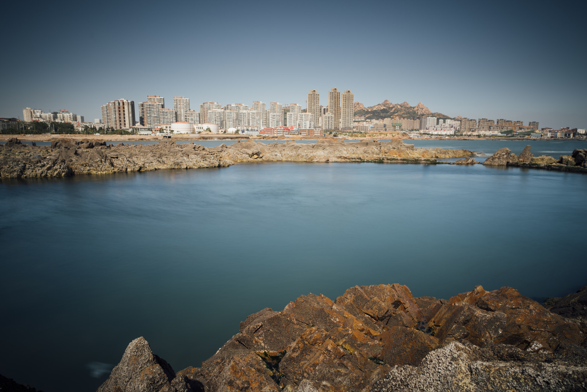 E 21mm F2.8 sample photo. Qingdao seashore photography