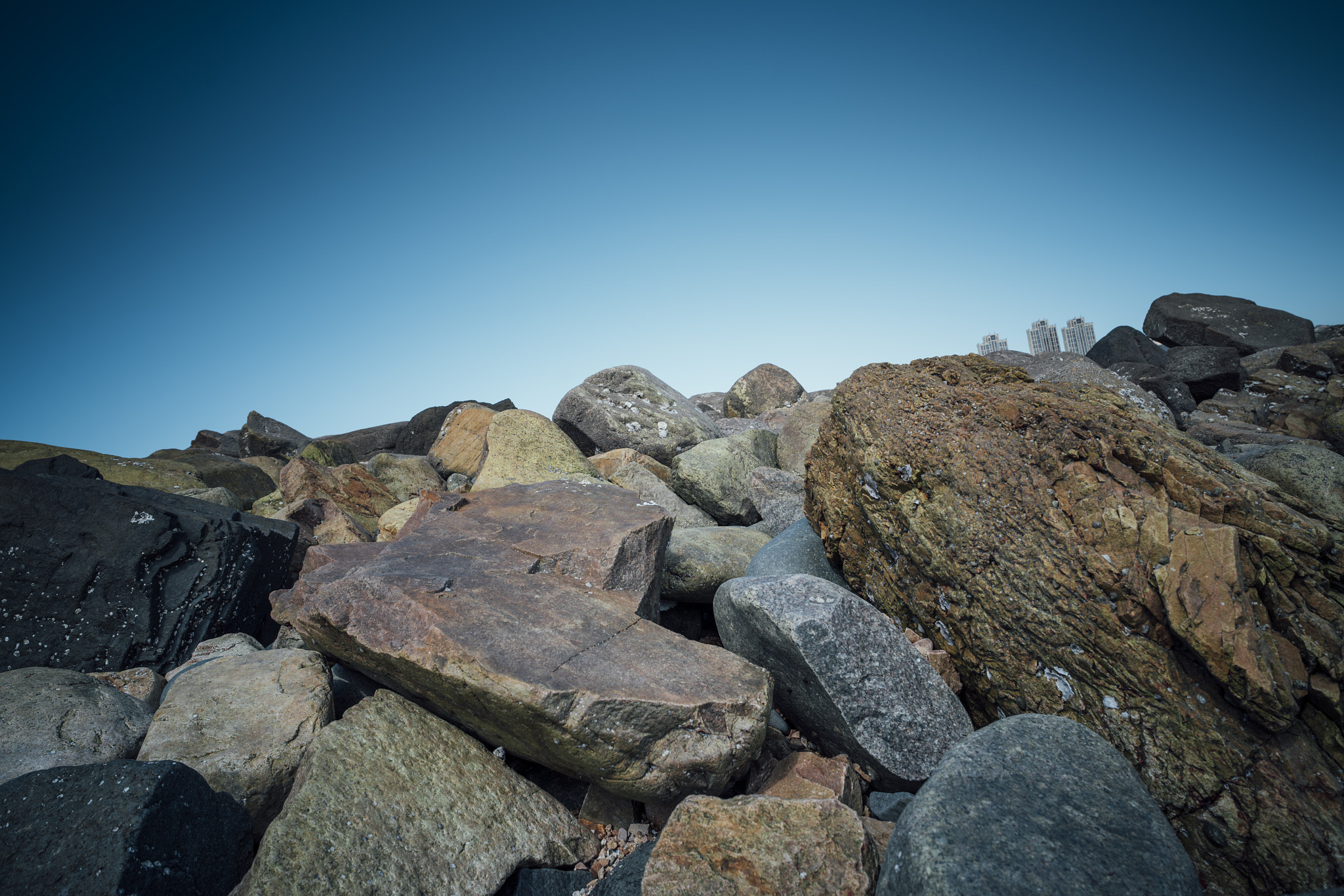 E 21mm F2.8 sample photo. Rock photography