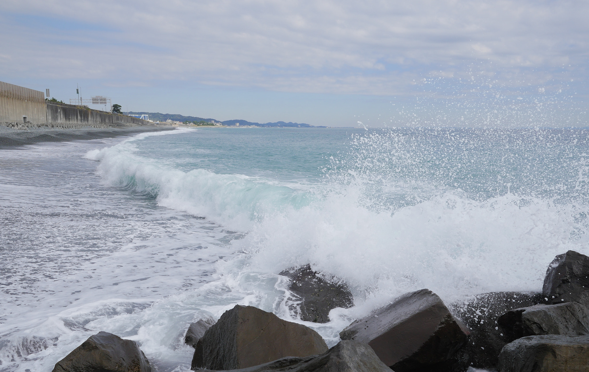 Panasonic Lumix DMC-GX8 + LEICA DG SUMMILUX 15/F1.7 sample photo. The rush of waves photography