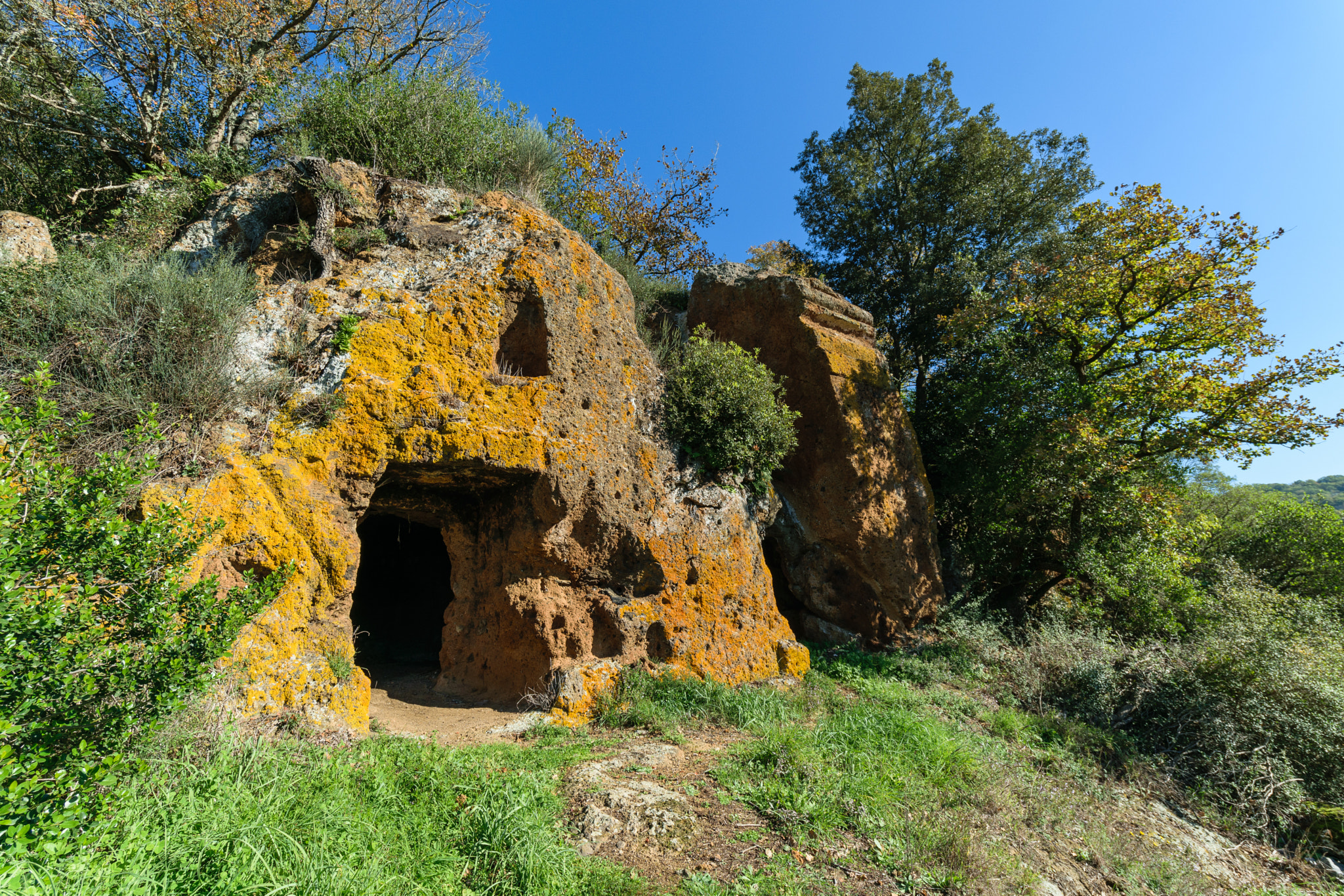 Samyang 14mm F2.8 ED AS IF UMC sample photo. Etruscan grave photography