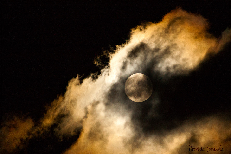 Canon EF-S 55-250mm F4-5.6 IS sample photo. Supermoon photography