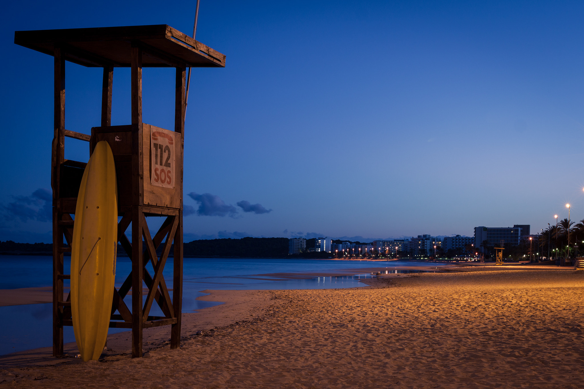Canon EOS 500D (EOS Rebel T1i / EOS Kiss X3) + Sigma 35mm F1.4 DG HSM Art sample photo. Blue beach photography