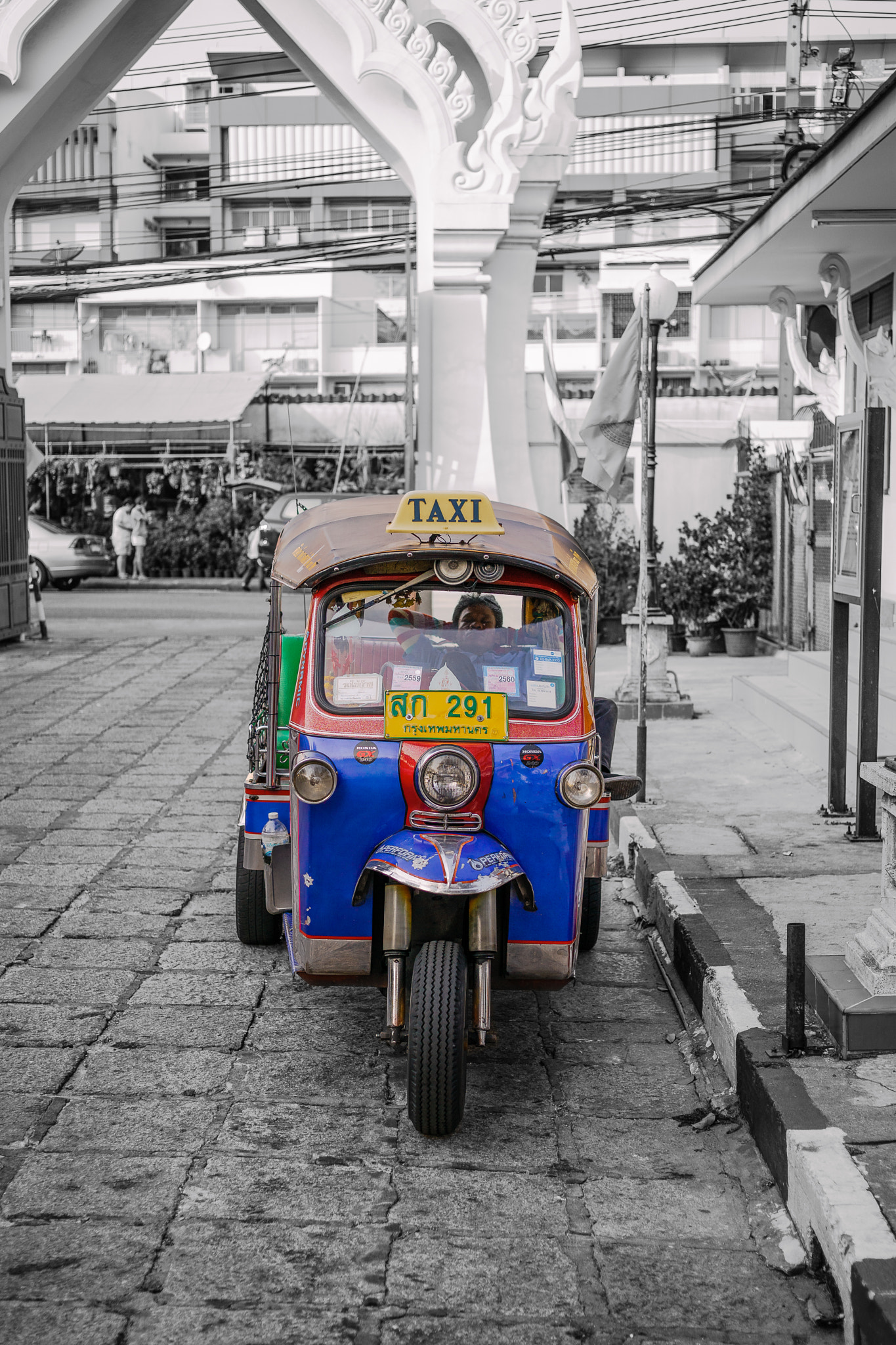 E 32mm F1.8 sample photo. Bangkok taxi photography