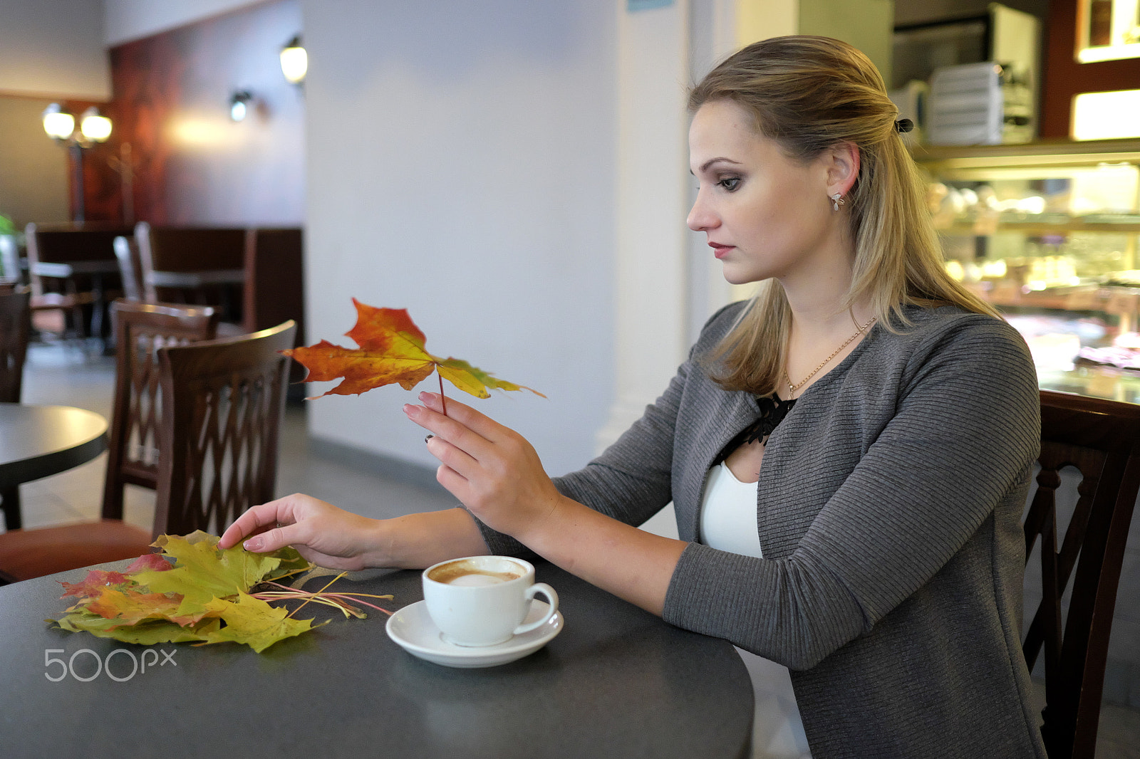 Fujifilm X-E2 + Fujifilm XF 23mm F1.4 R sample photo. Lady - autumn indoor portrait in a cafe photography
