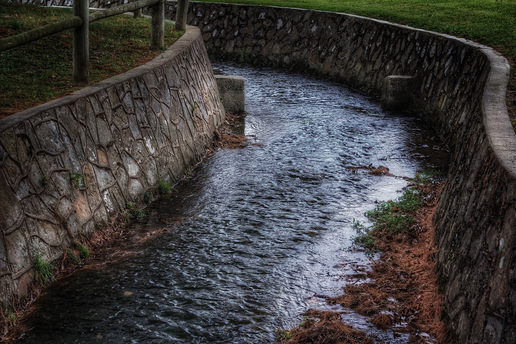 Canon EOS 1000D (EOS Digital Rebel XS / EOS Kiss F) sample photo. Cold fall waters photography