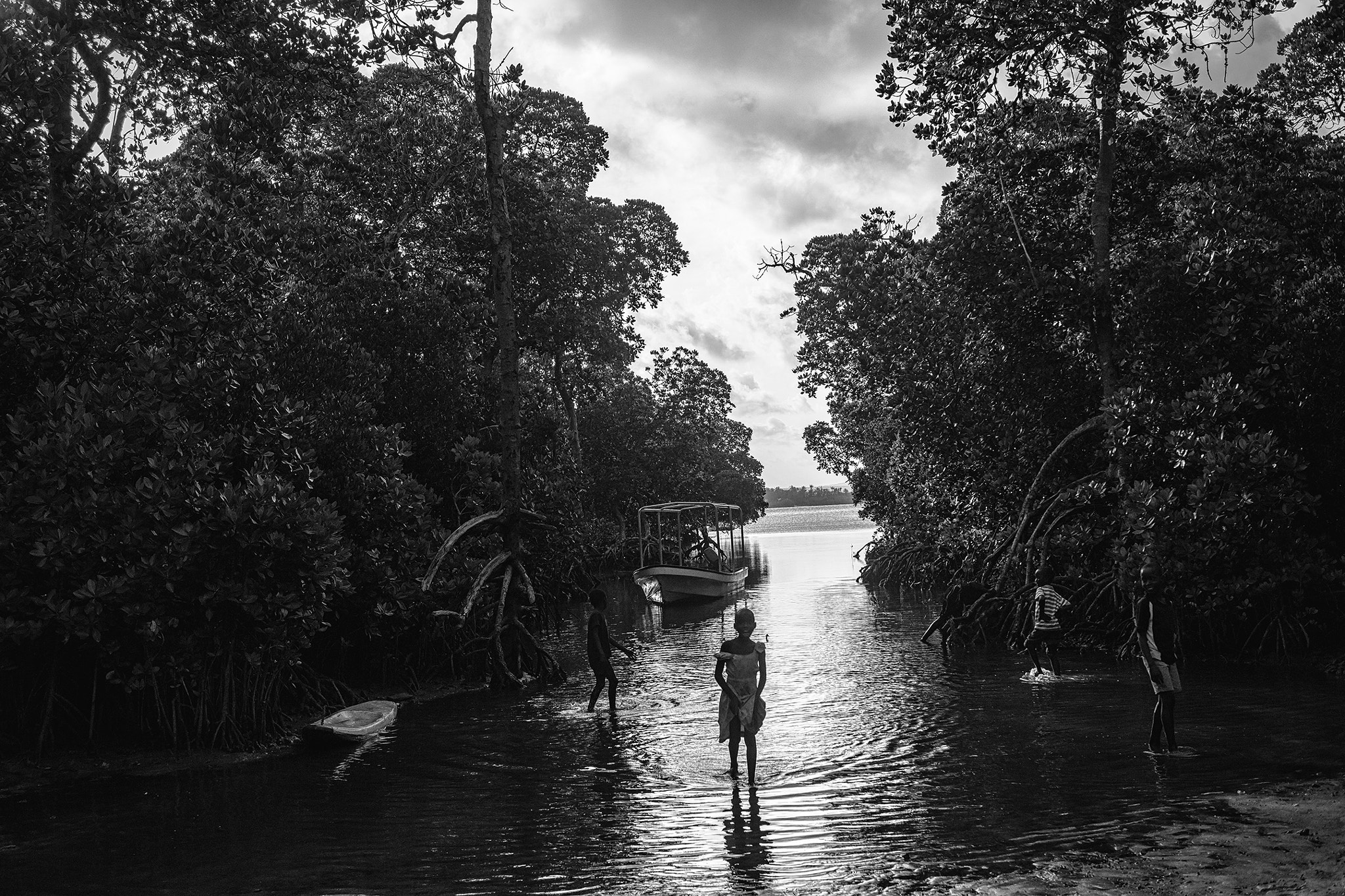 Samsung NX1 + Samsung NX 30mm F2 Pancake sample photo. Walking in water photography