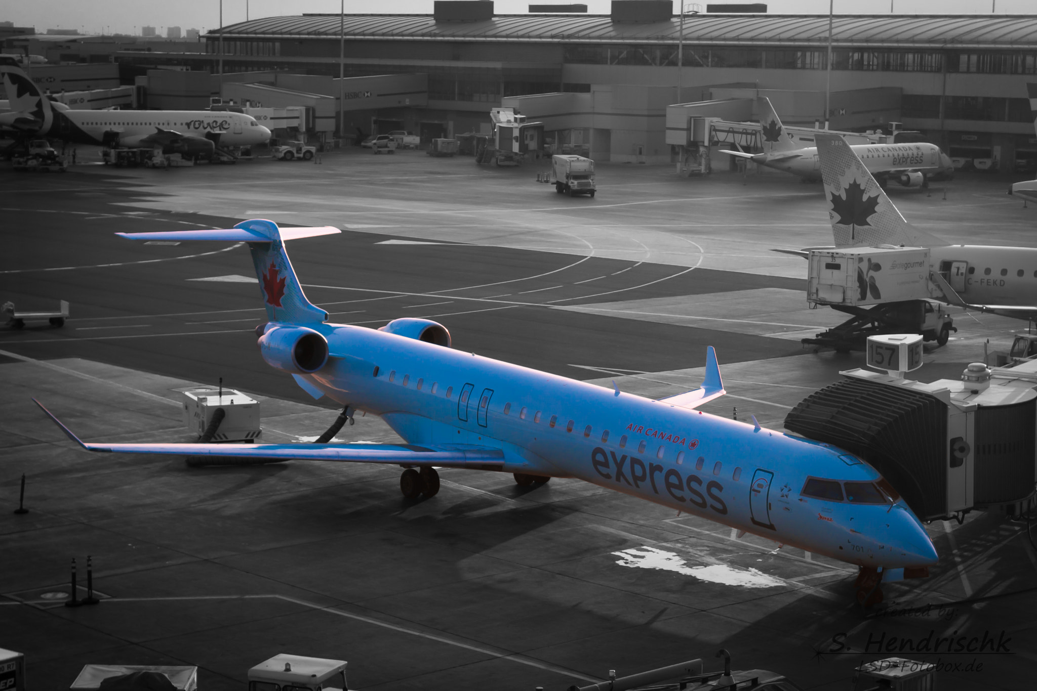 Samsung NX300M + Samsung NX 30mm F2 Pancake sample photo. Jazz (air canad express) crj705 at toronto photography