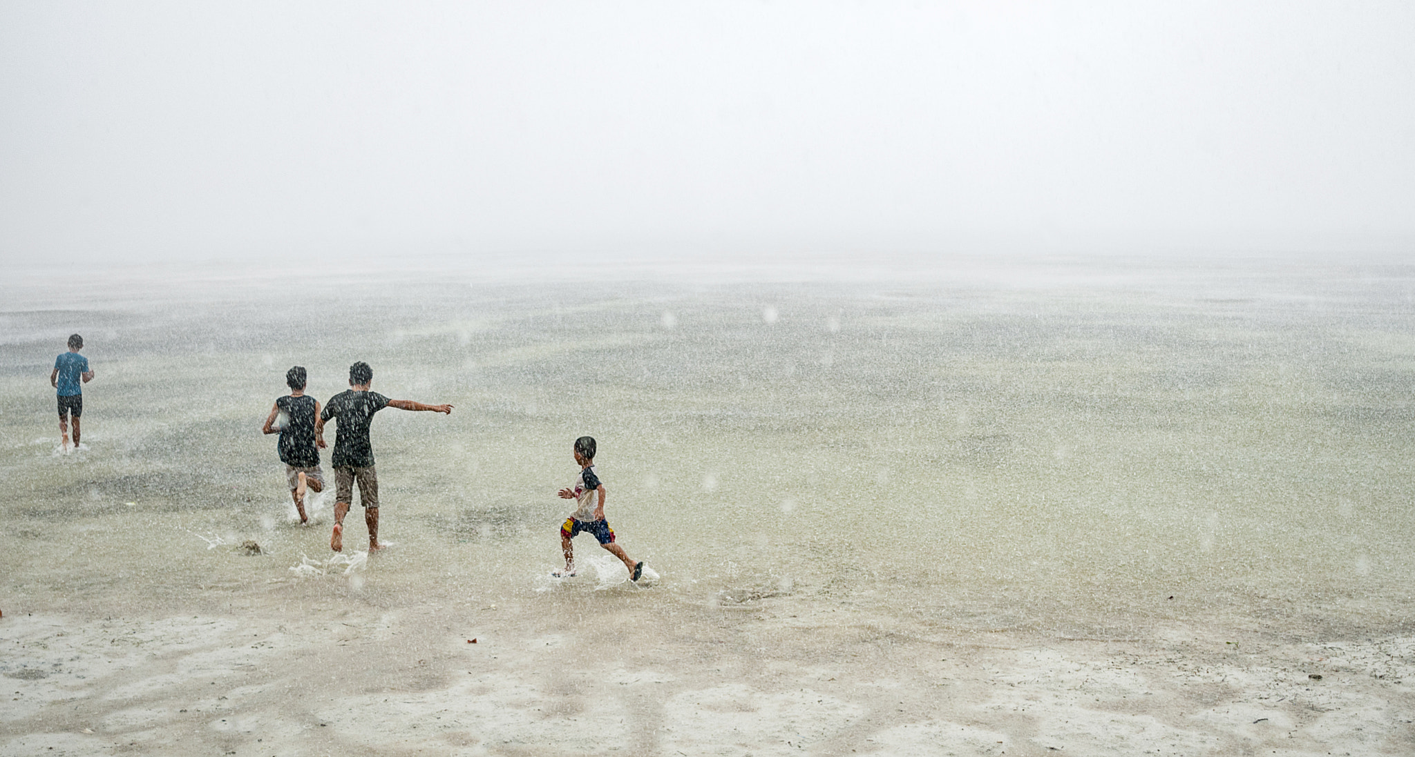 Nikon D300S + Nikon AF Nikkor 24mm F2.8D sample photo. Downpour photography