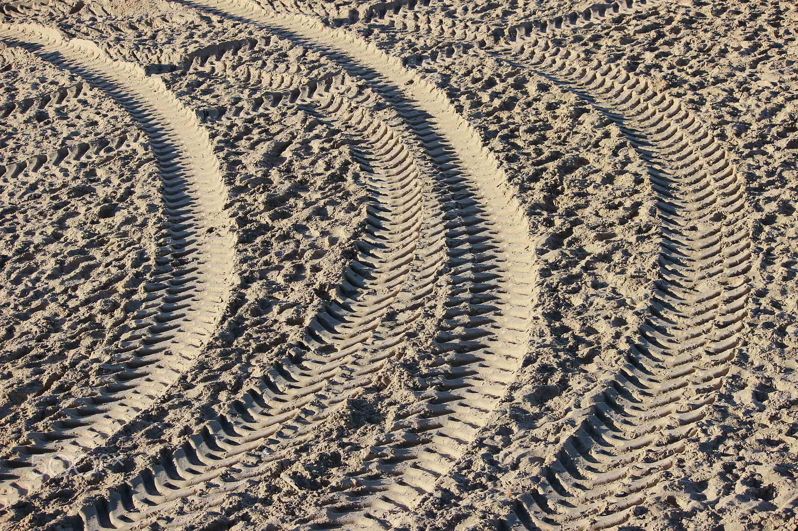 Canon EF 800mm F5.6L IS USM sample photo. Texture traces of construction machinery on the sandy beach. photography