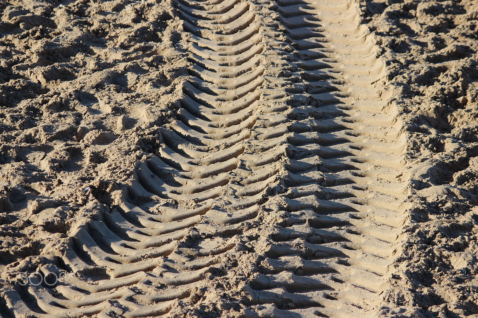 Canon EF 800mm F5.6L IS USM sample photo. Texture traces of construction machinery on the sandy beach. photography