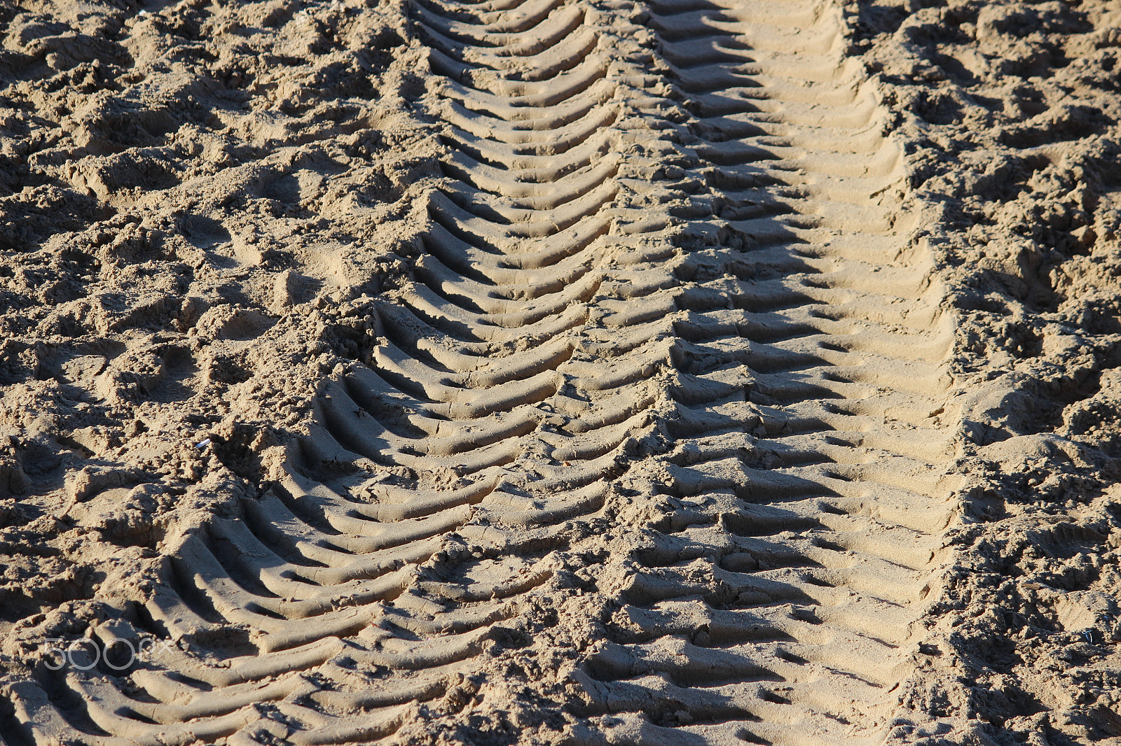 Canon EOS 600D (Rebel EOS T3i / EOS Kiss X5) + Canon EF 800mm F5.6L IS USM sample photo. Texture traces of construction machinery on the sandy beach. photography