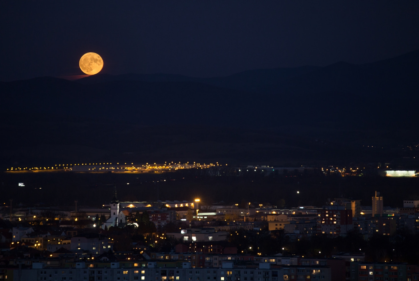 Sigma 70-200mm F2.8 EX DG OS HSM sample photo. Supermoon and the city photography
