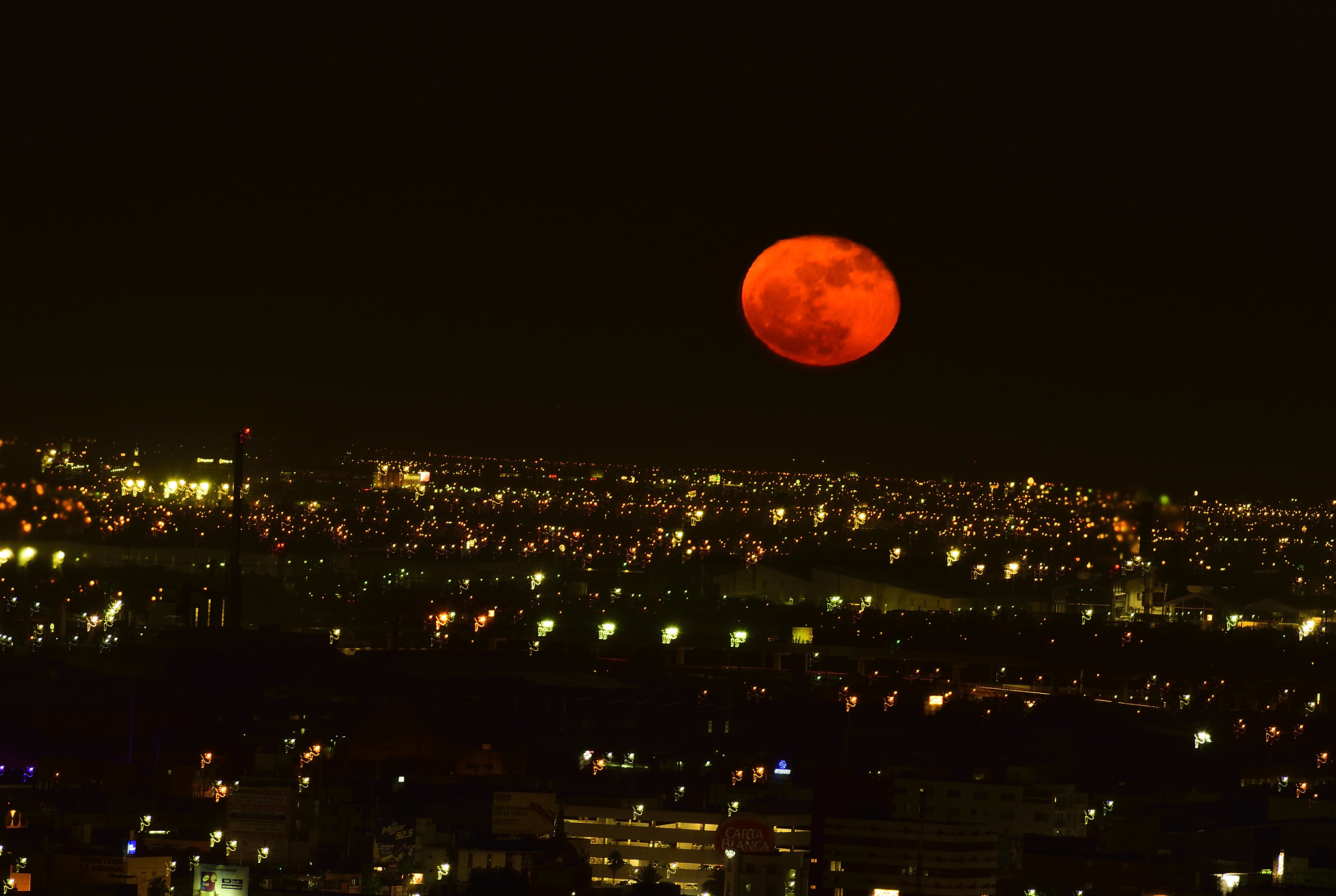 Nikon AF Nikkor 70-300mm F4-5.6G sample photo. Full moon photography