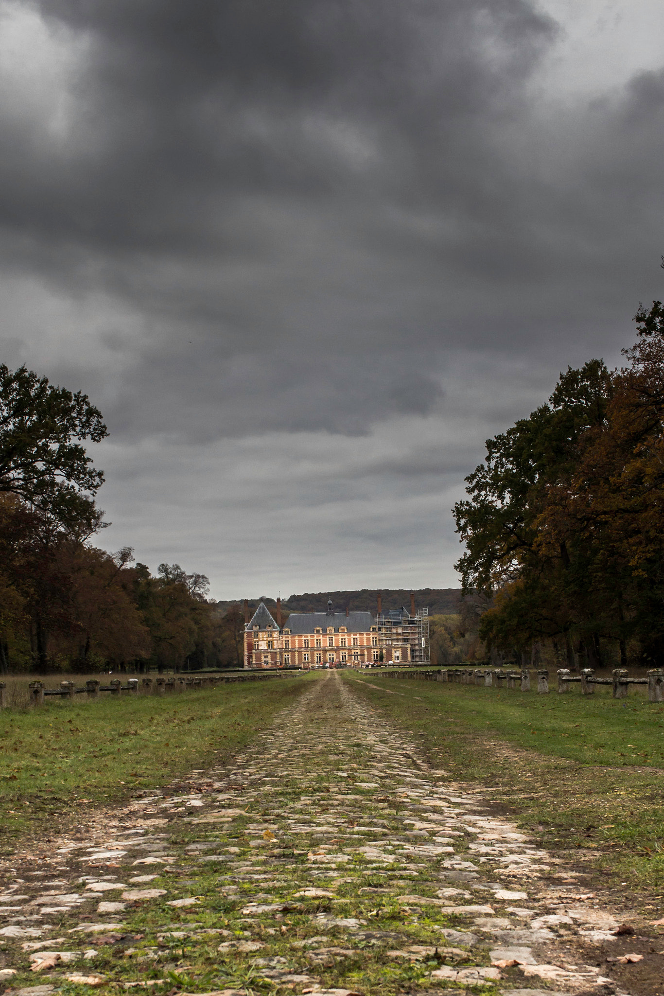 Canon EF-S 24mm F2.8 STM sample photo. Coup doeil sur le chateau de rosny photography