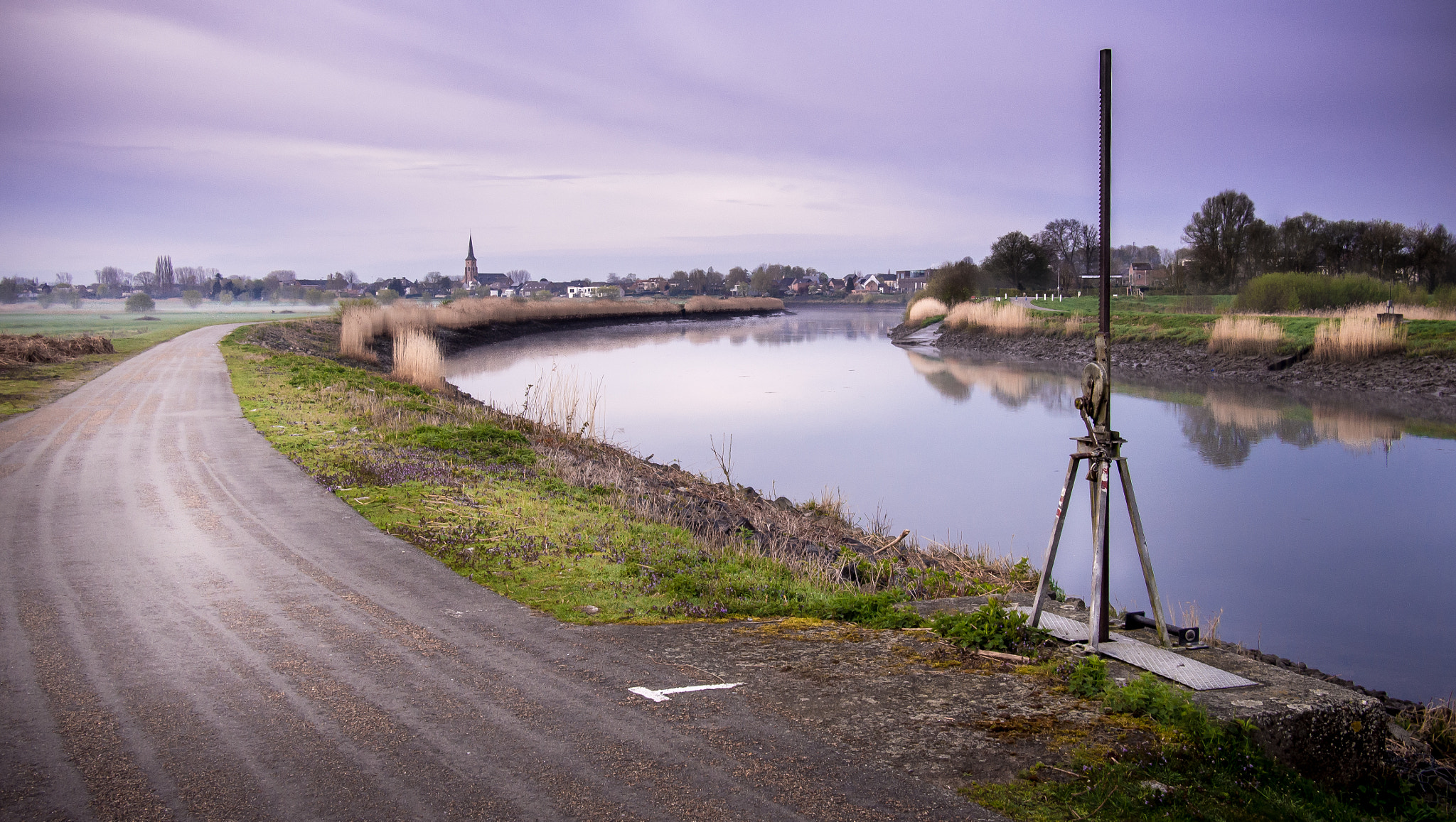 Olympus OM-D E-M5 + Panasonic Lumix G 20mm F1.7 ASPH sample photo. On the bank of river scheldt photography