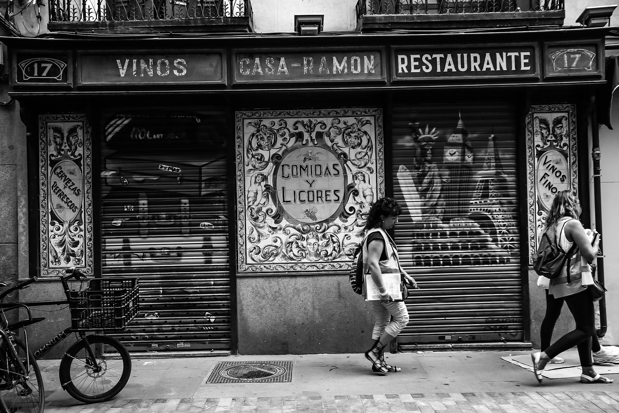Canon EF 75-300mm F4.0-5.6 IS USM sample photo. Botigues antigues / old shops photography