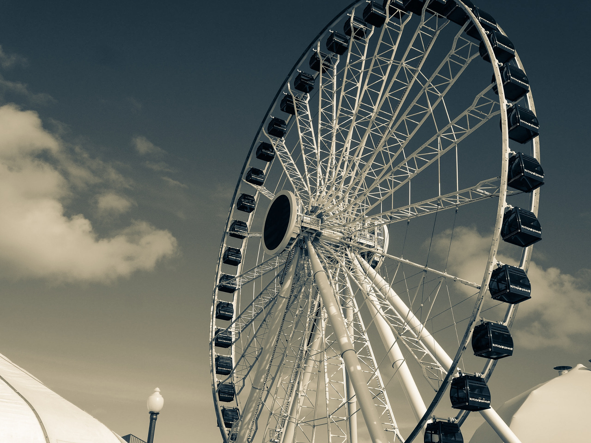 Panasonic Lumix DMC-G6 + LUMIX G VARIO 14-42/F3.5-5.6 II sample photo. Navy pier ferris wheel photography