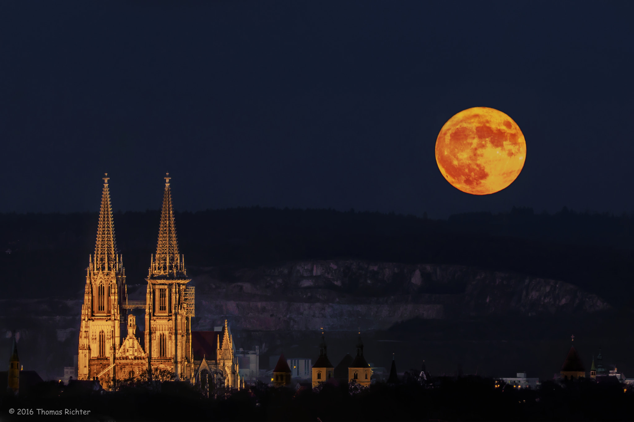 Olympus OM-D E-M1 + Olympus M.Zuiko Digital ED 40-150mm F2.8 Pro sample photo. Super moon of regensburg photography