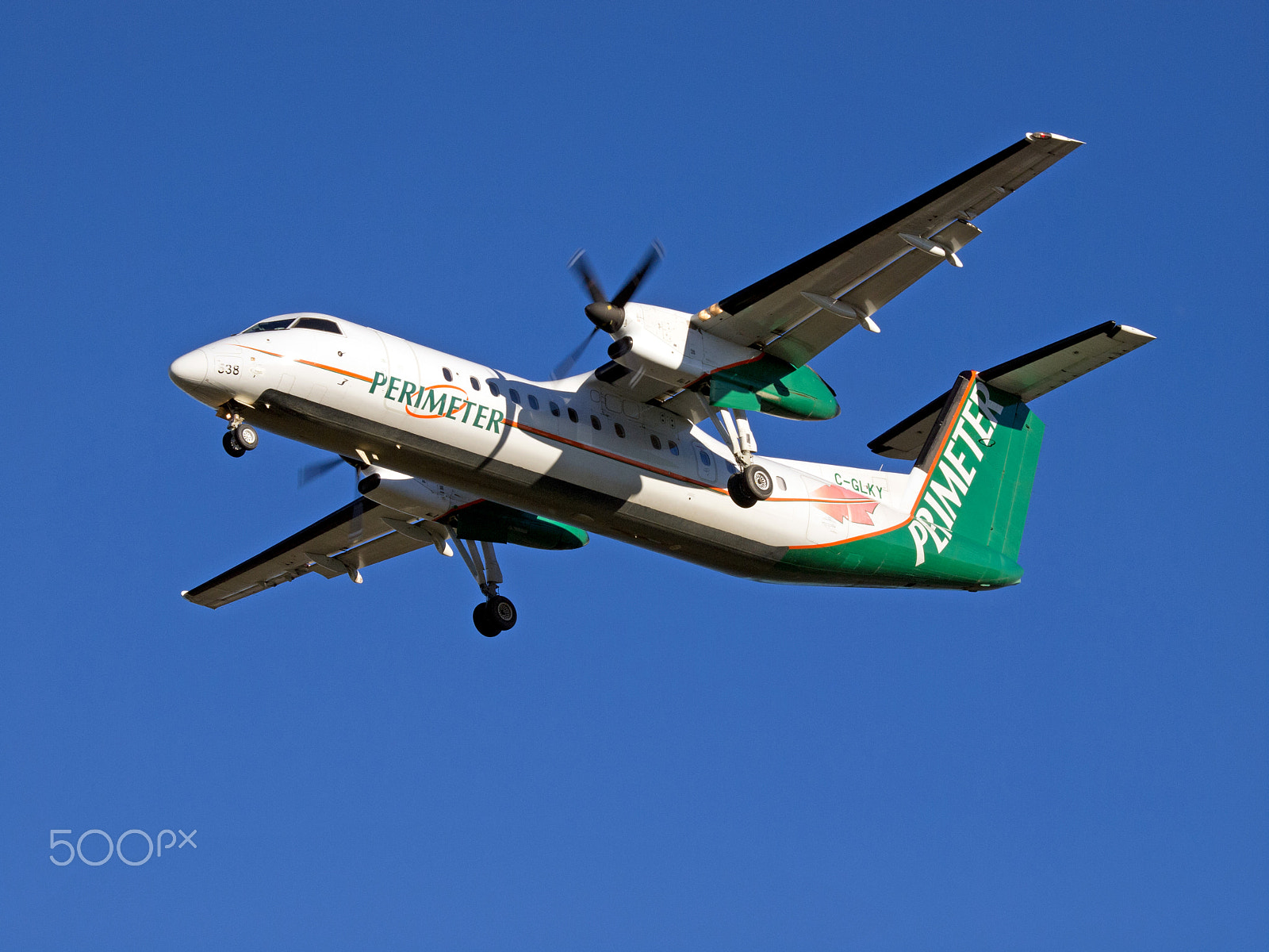 Olympus E-5 sample photo. Perimeter aviation dash 8 photography