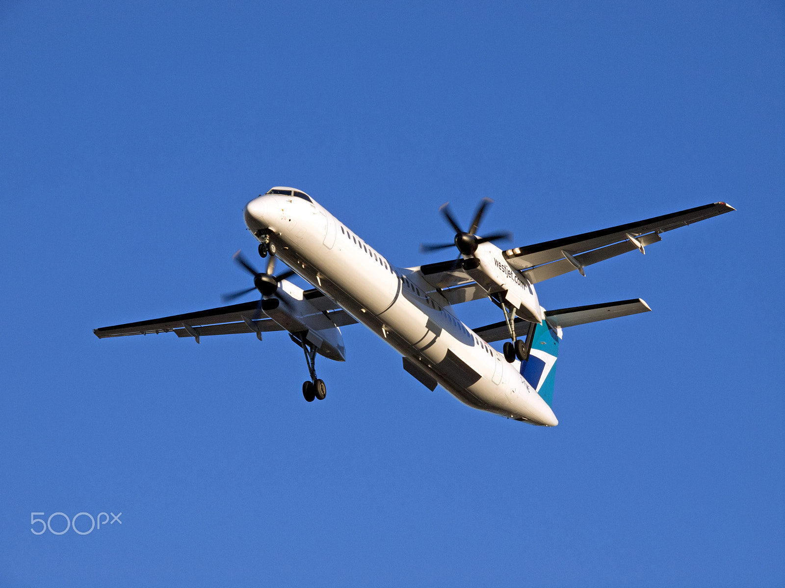 Olympus E-5 sample photo. Westjet encore bombardier q400 photography