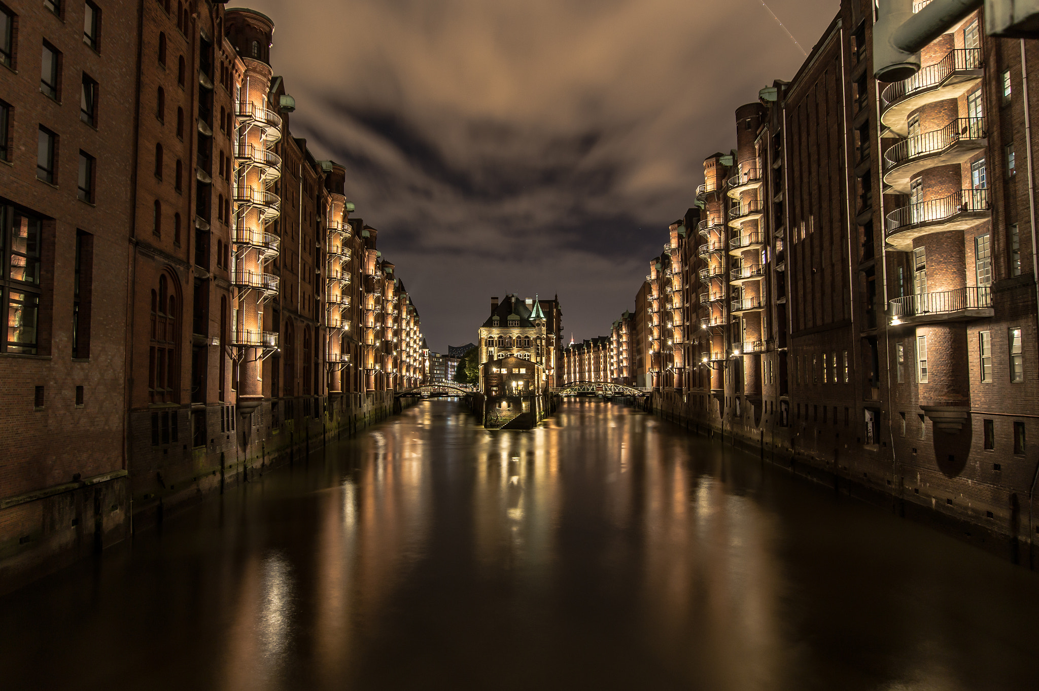 Sony SLT-A58 + Sigma 10-20mm F3.5 EX DC HSM sample photo. Hamburg - wasserschloss photography