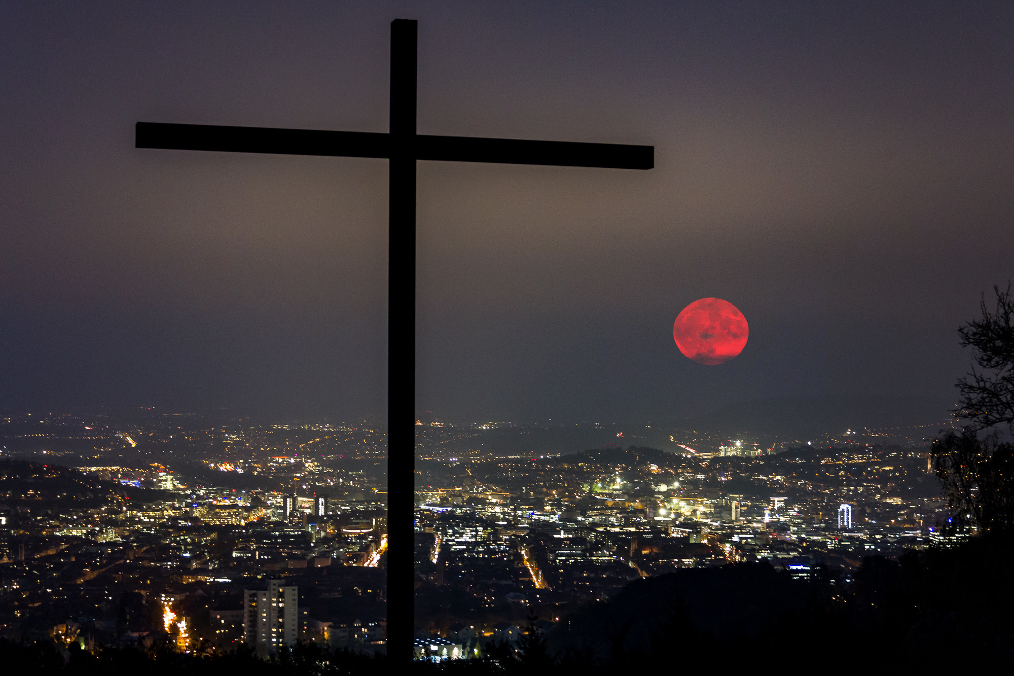 Canon EOS-1D Mark IV sample photo. Supermoon photography