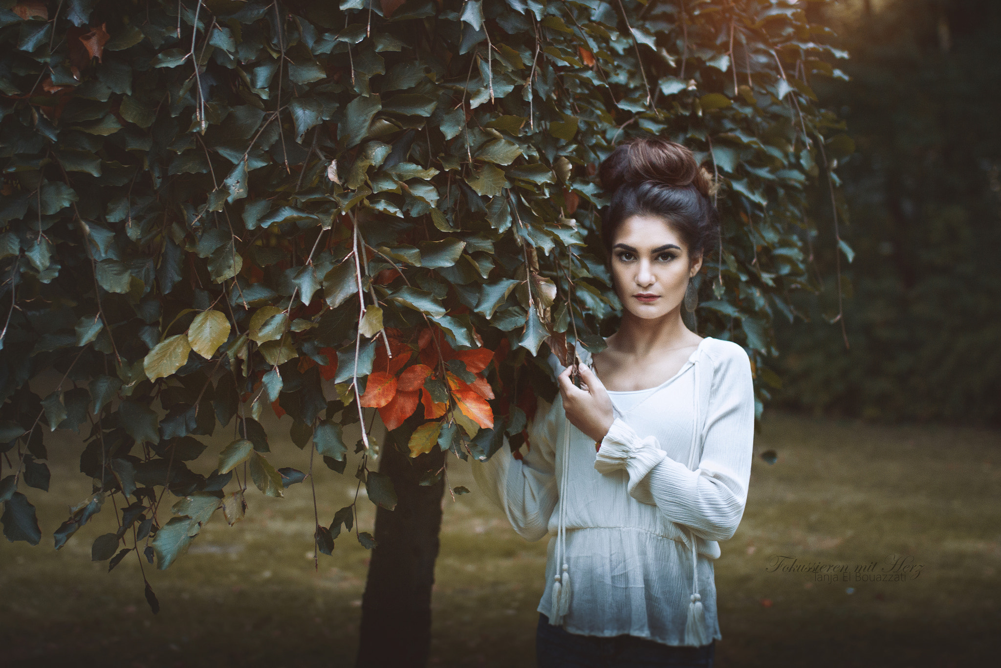 Canon EOS 600D (Rebel EOS T3i / EOS Kiss X5) + Sigma 35mm F1.4 DG HSM Art sample photo. Girl and the tree photography