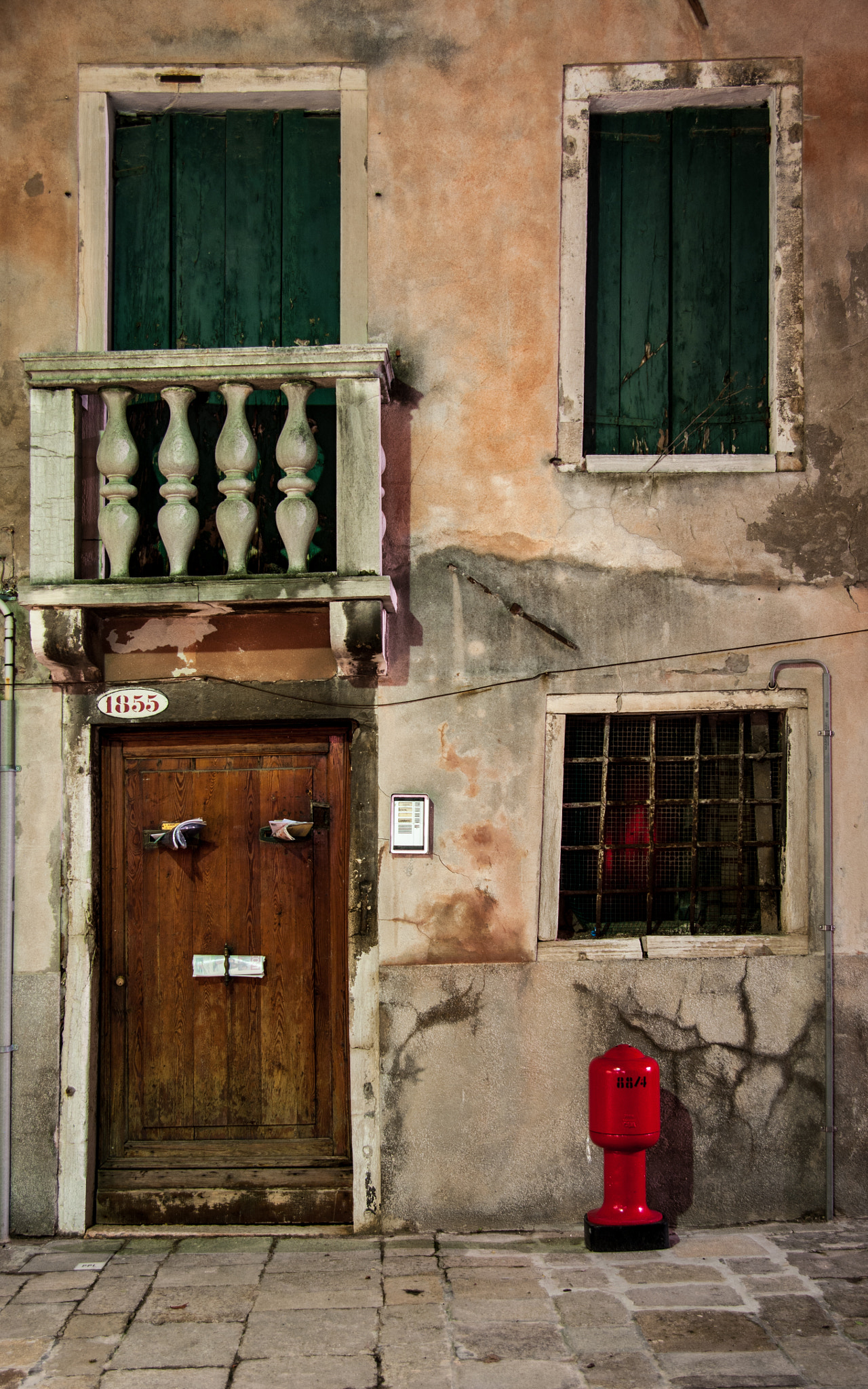 Pentax K20D sample photo. Face the door photography