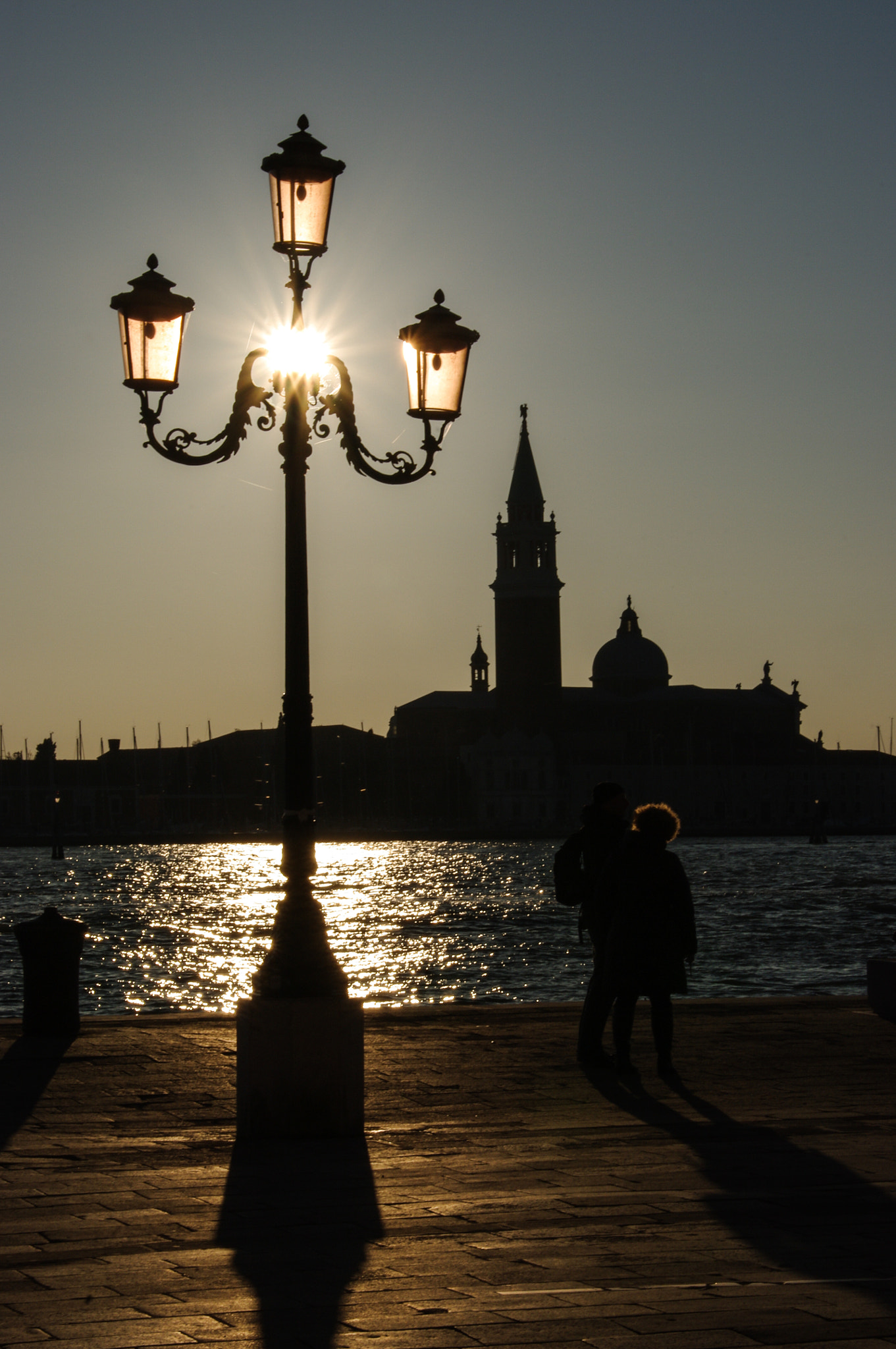 Pentax K20D sample photo. Catching the sun photography