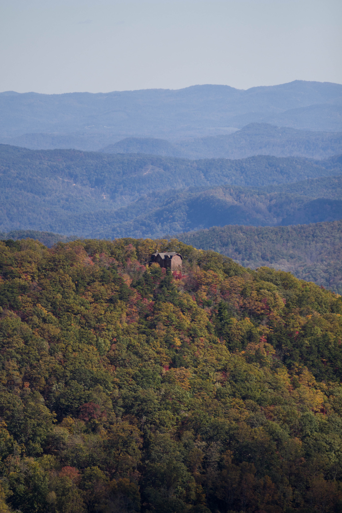 Canon EOS 700D (EOS Rebel T5i / EOS Kiss X7i) sample photo. Blue ridge cabin above the trees photography